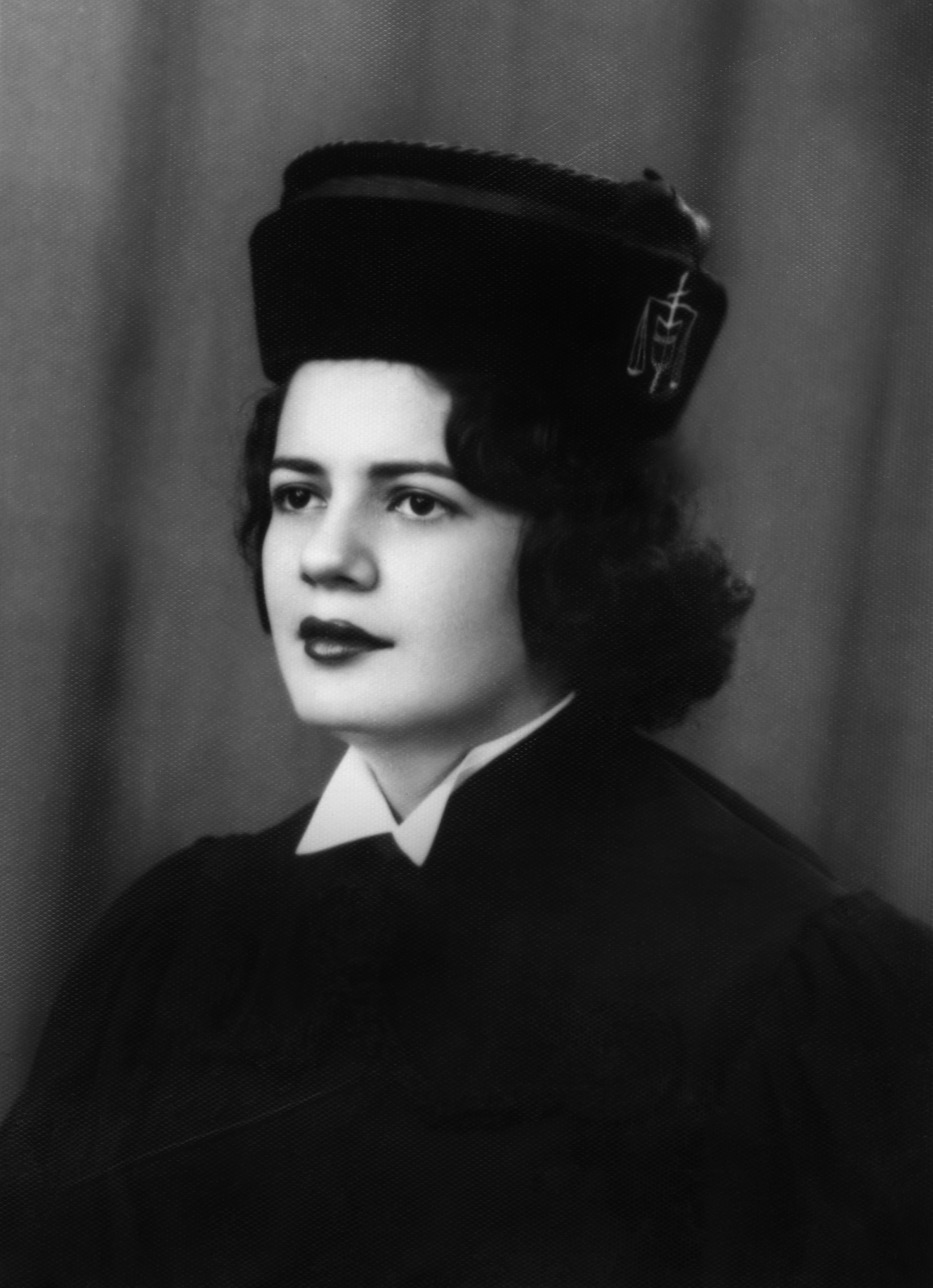 Fotografia em preto e branco de Ana Mae Barbosa em sua formatura, em 1960.