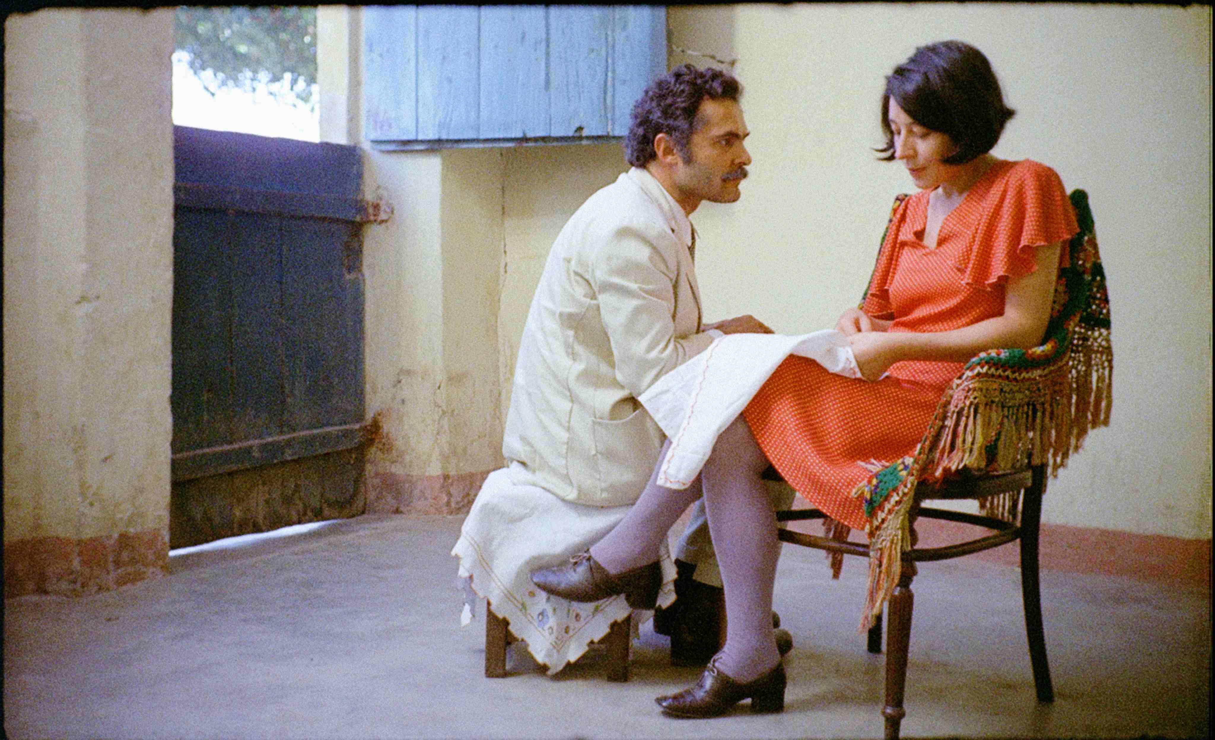 Imagem do filme S&atilde;o Bernardo, que mostra o ator Othon Bastos e a atriz Isabel Ribeiro contracenando. Ela est&aacute; sentada em uma cadeira, enquanto ele est&aacute; ao seu lado.