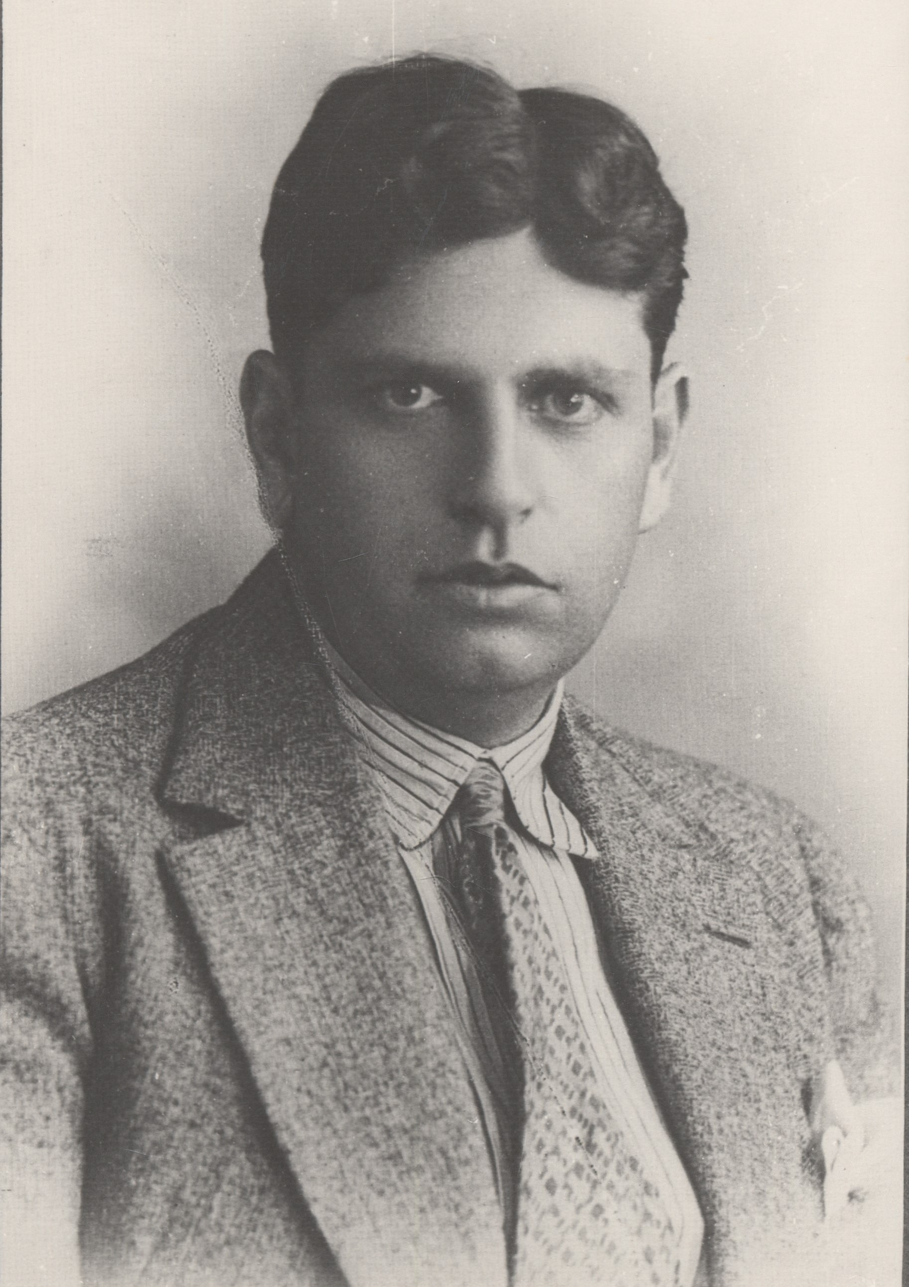 Fotografia em preto e branco de Oswald de Andrade com nove meses. A foto mostra Oswald, um homem branco, vestindo terno e gravata.