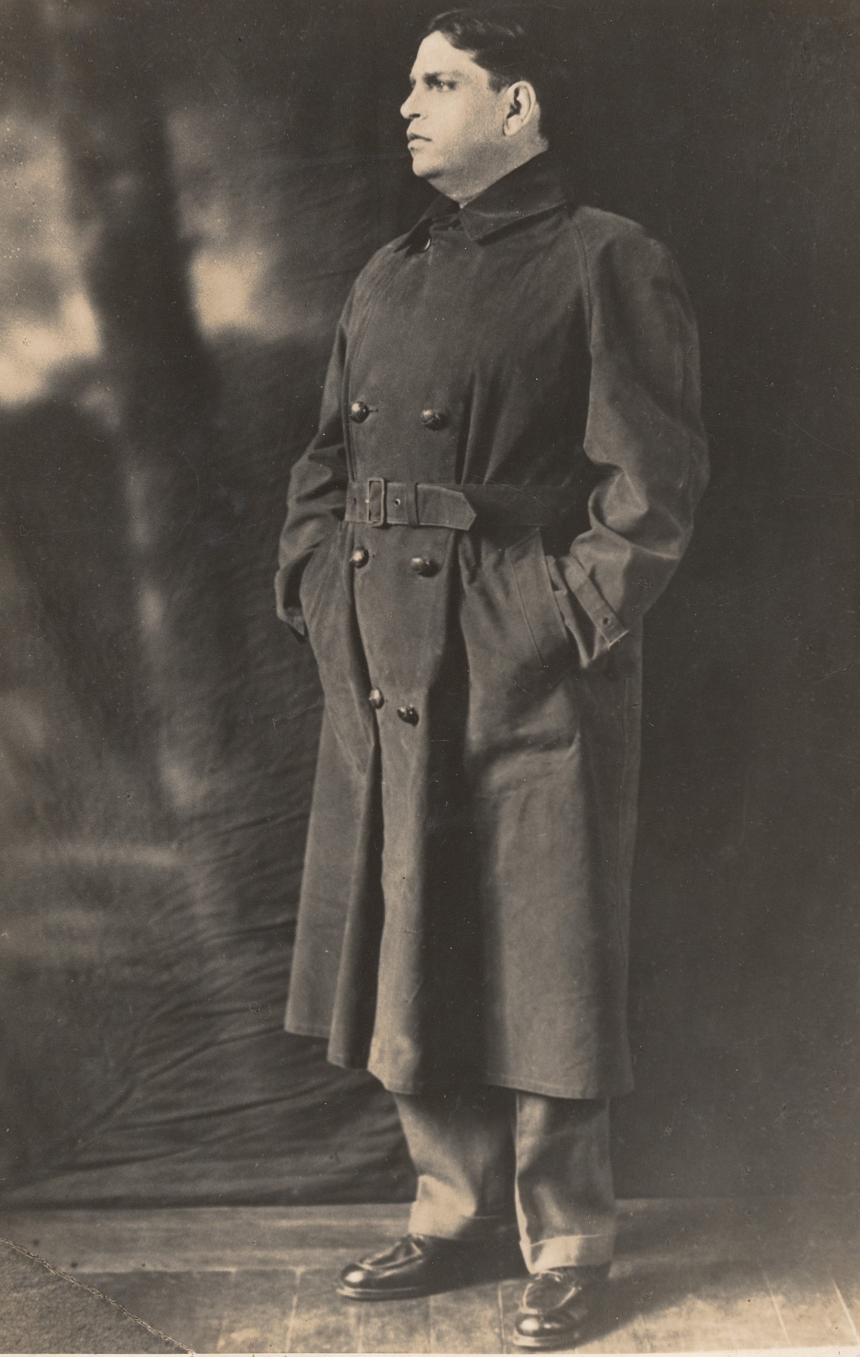 Fotografia em preto e branco de Oswald de Andrade com nove meses. A foto mostra Oswald, um homem branco, vestindo um sobretudo.