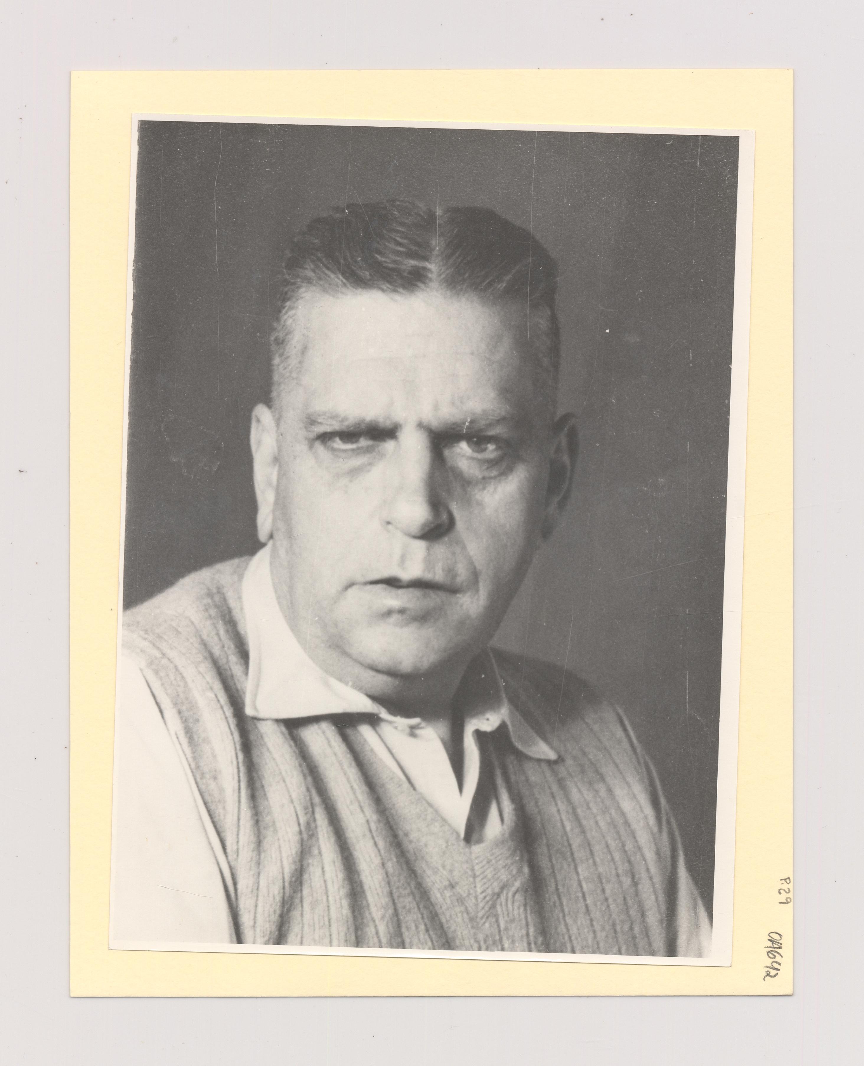 Retrato de Oswald de Andrade, em preto e branco, como candidato a deputado federal.