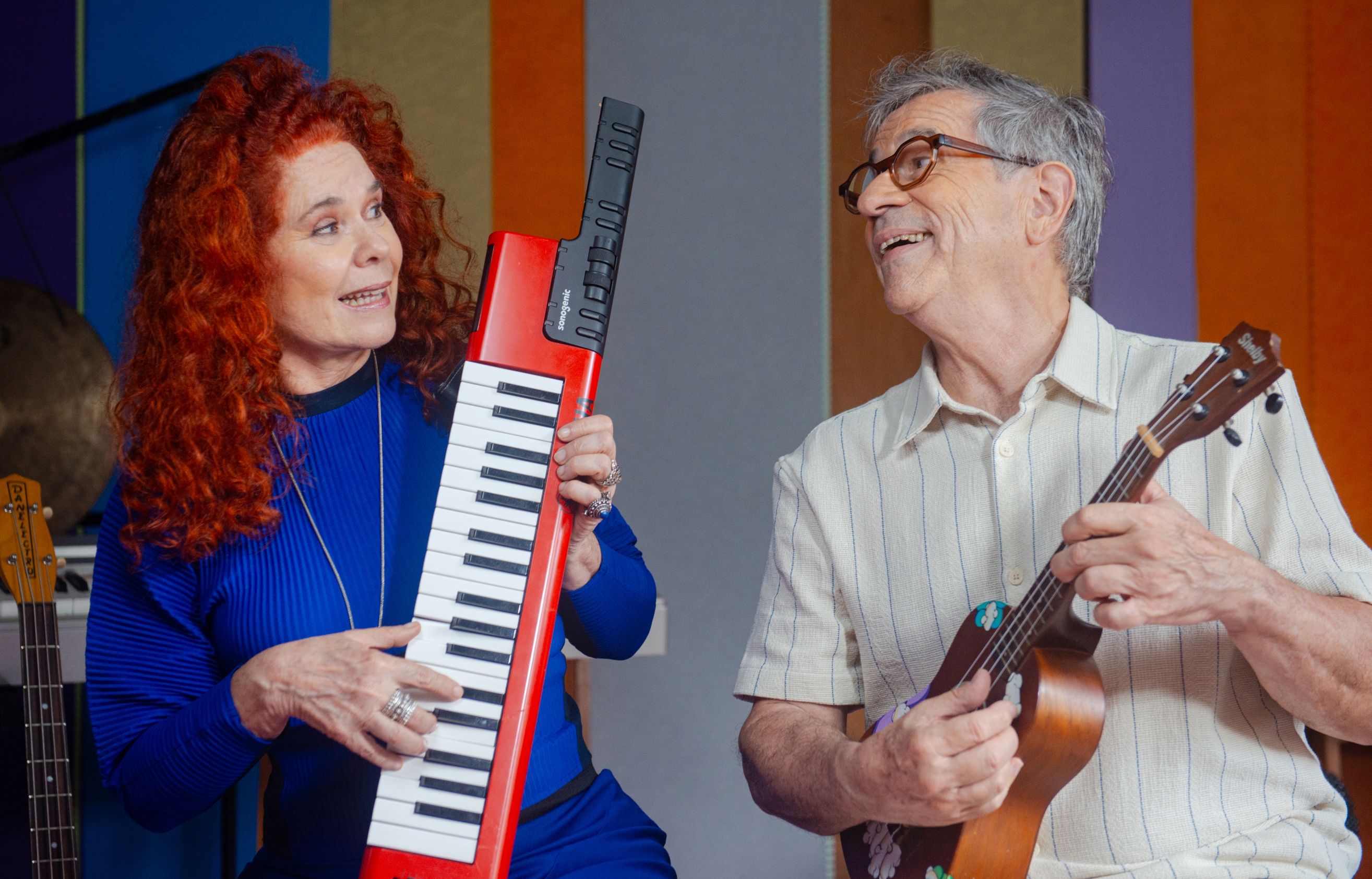 Na imagem tem dois meninos sorrindo 